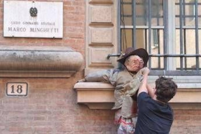 Bologna, manichino di Valditara alle finestre del liceo Minghetti: "Nemico degli studenti" Bologna, manichino di Valditara alle finestre del liceo Minghetti: "Nemico degli studenti"