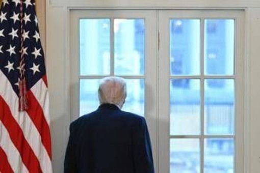 Iran, Trump rallenta: attacco congelato ma opzione militare resta