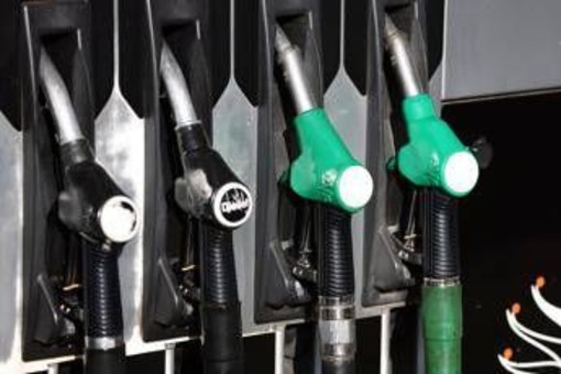 Carburanti, Gros (Bocconi) avverte: "No ai sussidi del governo, misura regressiva"