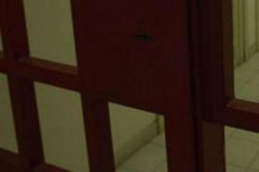 Non ricaricava il braccialetto elettronico per non farlo funzionare: arrestato