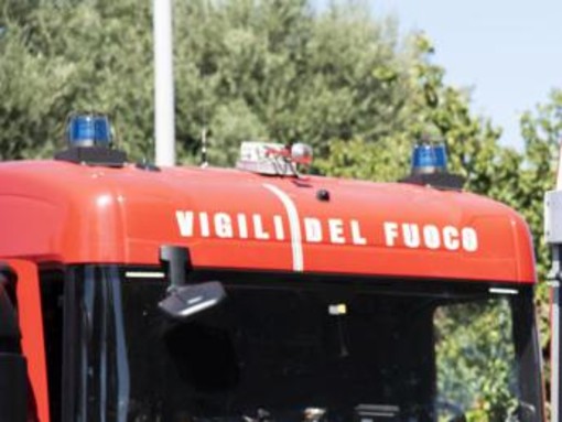 Lodi, auto avvolta dalle fiamme: trovata una persona morta all'interno Lodi, auto avvolta dalle fiamme: trovata una persona morta all'interno