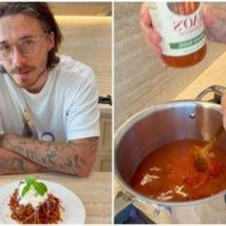 Brooklyn Beckham prepara spaghetti all'arrabbiata, ma i social lo 'bocciano'