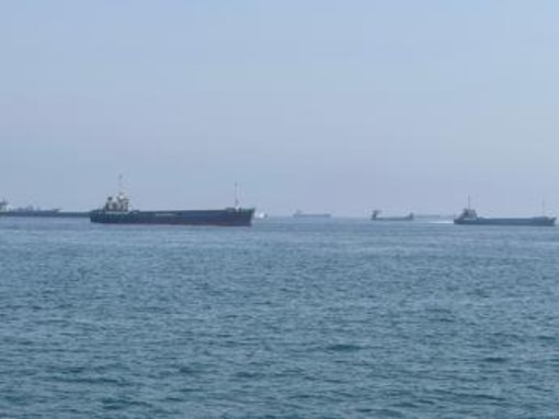 Iran, nuovi attacchi Usa: colpiti obiettivi militare. Teheran blocca petroliere a Hormuz - Diretta