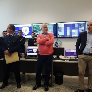 Albenga, aggredisce una persona e poi incendia alcuni cassonetti: resta in carcere il 32enne fermato dalla Polizia Locale