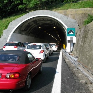 Chiusi tratti sulla A10 causa incendio: disagi alla viabilità