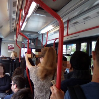 Ritardi e bus sovraffollati sulla linea Andora - Finale Ligure di TPL Linea: la segnalazione di una cittadina