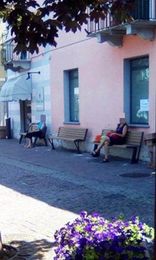 Cairo Montenotte sempre più ecologica: collocate in Piazza della Vittoria tre panchine in plastica riciclata Cairo Montenotte sempre più ecologica: collocate in Piazza della Vittoria tre panchine in plastica riciclata