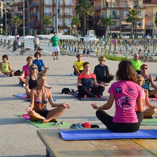Andora: serate e alba con il “Silent Yoga” sul Molo Thor Heyerdahl