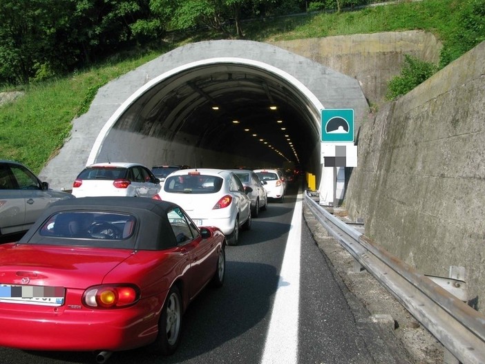 Chiusi tratti sulla A10 causa incendio: disagi alla viabilità