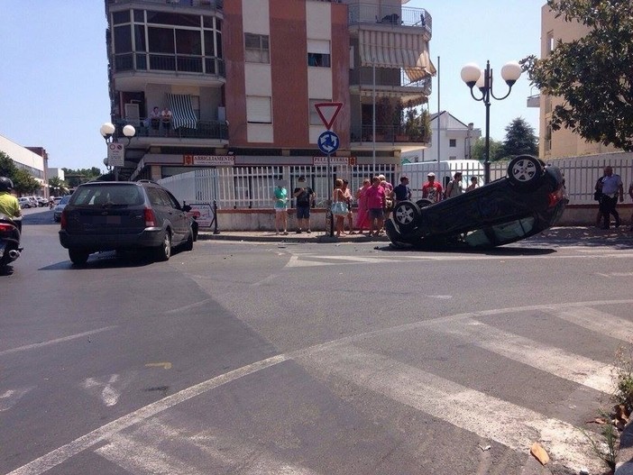 Albenga: paura tra via Patrioti e via Dalmazia, scontro tra due auto e una si ribalta