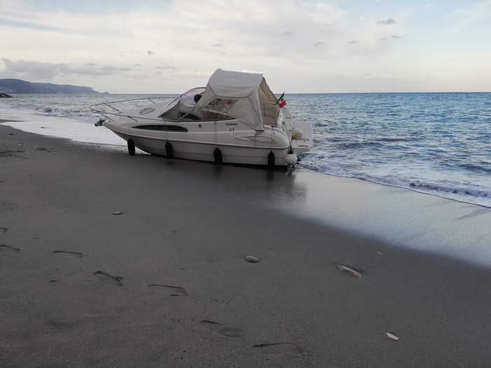 Borghetto: piccolo yacht in avaria si "spiaggia" sul litorale