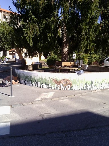 A Cengio una pittura artistica sul muretto dell’area giochi di Piazza Martiri Partigiani
