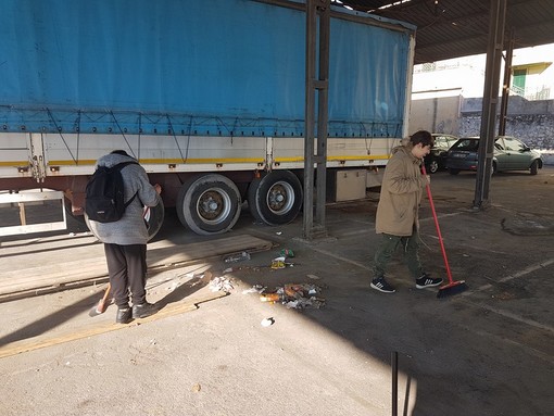I giovani di Yepp Albenga ripuliscono piazza Corridoni a colpi di ramazza