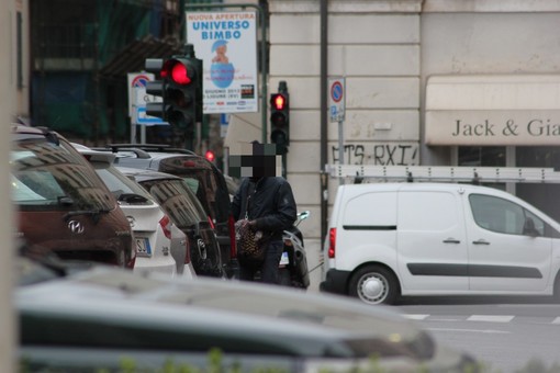 Savona, posteggiatori abusivi nella giornata della Via Crucis: la segnalazione del professore Roberto Nicolick