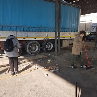 I giovani di Yepp Albenga ripuliscono piazza Corridoni a colpi di ramazza