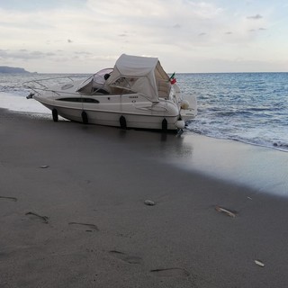 Borghetto: piccolo yacht in avaria si "spiaggia" sul litorale