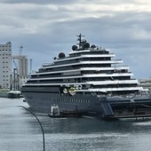 Savona, ormeggiato in Darsena lo yacht-hotel di lusso Evrima