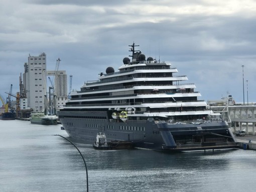 Savona, ormeggiato in Darsena lo yacht-hotel di lusso Evrima