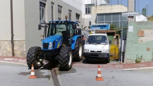Millesimo, intervento di manutenzione ordinaria alla piscina comunale (FOTO) Millesimo, intervento di manutenzione ordinaria alla piscina comunale (FOTO)