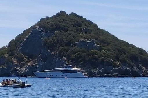 Bergeggi, yacht staziona nell'area protetta dell'isola: interviene la Capitaneria di porto