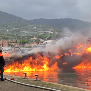 Yacht a fuoco a Loano: l'odore di materiali bruciati portato dal vento sino all'entroterra Yacht a fuoco a Loano: l'odore di materiali bruciati portato dal vento sino all'entroterra