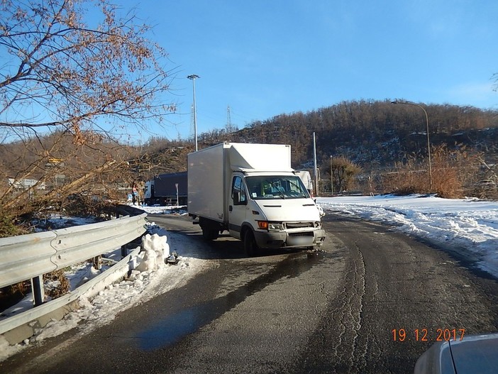 Altare, scontro tra furgone e camion presso il sottopasso ferroviario che porta alla zona industriale