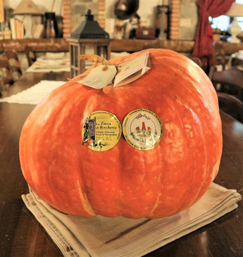 La Zucca di Rocchetta di Cengio alla conquista di nuovi ristoranti: un esemplare di 16 kg alla Macine del Confluente di Badalucco (IM)