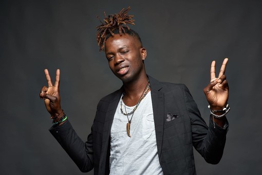 Il sogno di Zickonero il profugo nigeriano a cui piace Salvini e che vuole sfondare nel mondo della musica