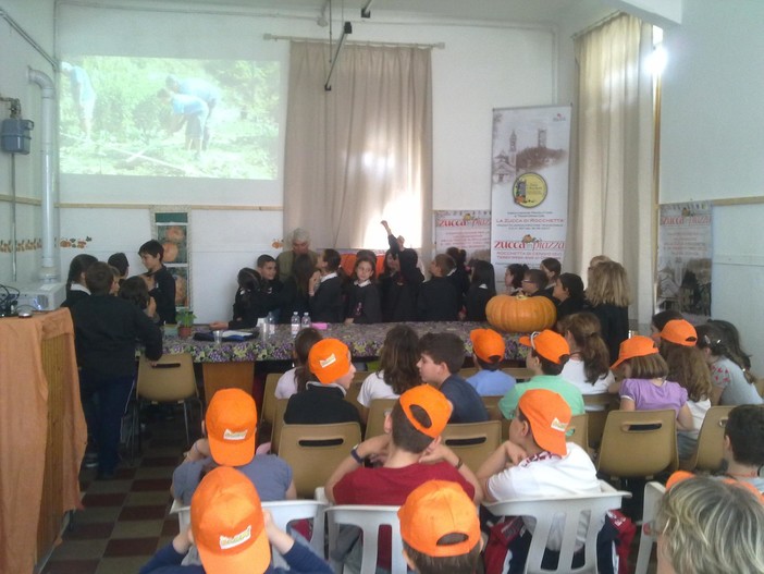 Cengio, oltre 250 gli alunni delle scuole primarie di Genova in visita al Borgo della Zucca di Rocchetta Cengio, oltre 250 gli alunni delle scuole primarie di Genova in visita al Borgo della Zucca di Rocchetta