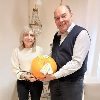 Loretta Tabarini riceve l'esemplare di Zucca di Rocchetta dal giornalista Claudio Porchia