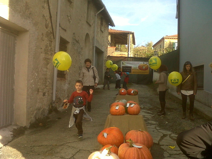 Successo per “Zucca in Piazza” a Rocchetta di Cengio Successo per “Zucca in Piazza” a Rocchetta di Cengio