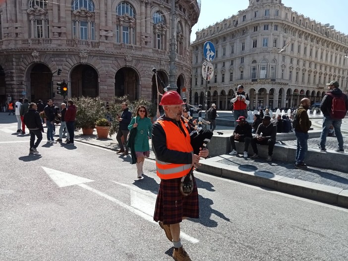 Superbonus, al corteo degli edili spunta anche il suonatore di cornamusa (Video) Superbonus, al corteo degli edili spunta anche il suonatore di cornamusa (Video)